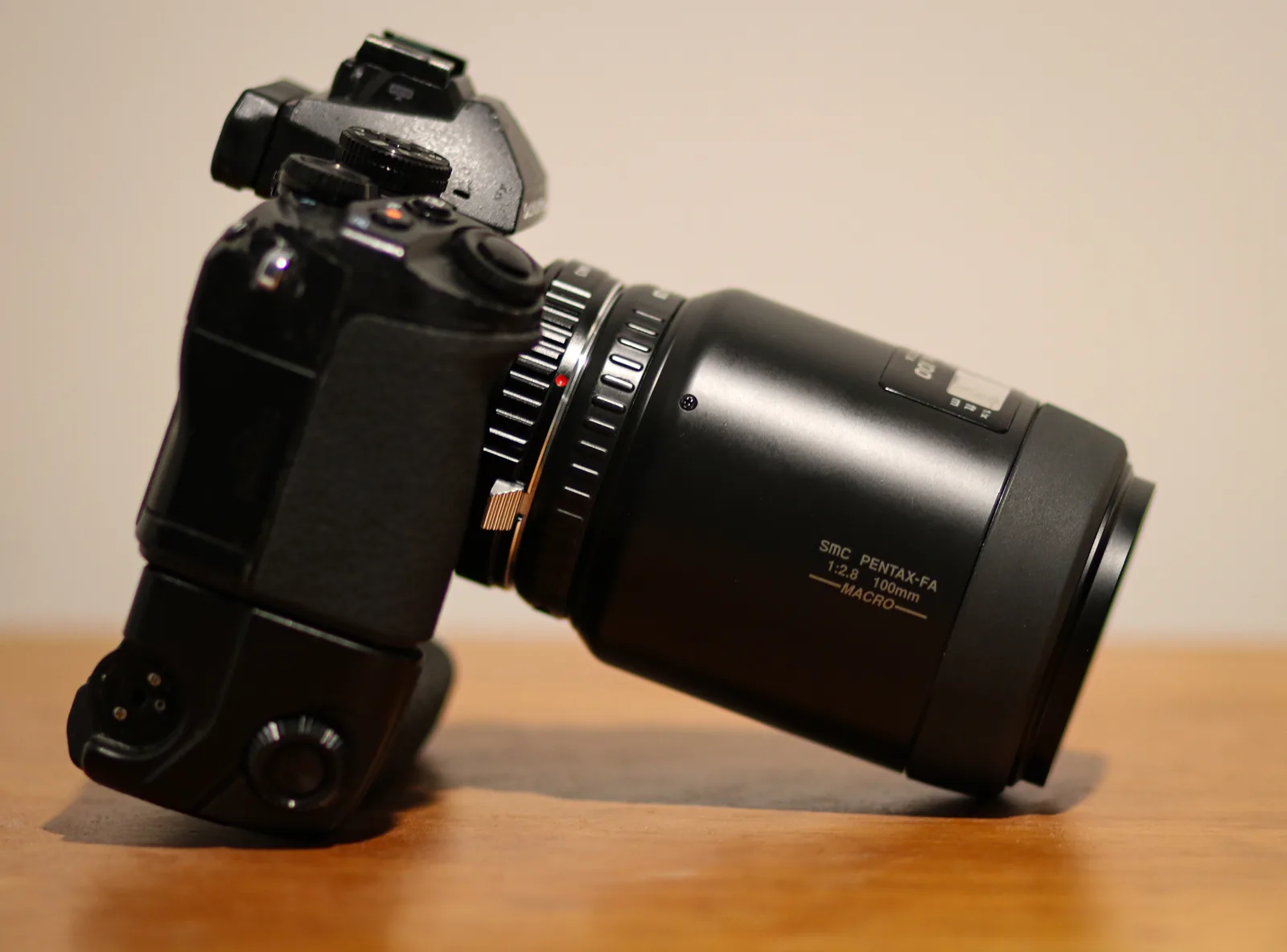 Máy ảnh mirrorless kèm ống kính zoom